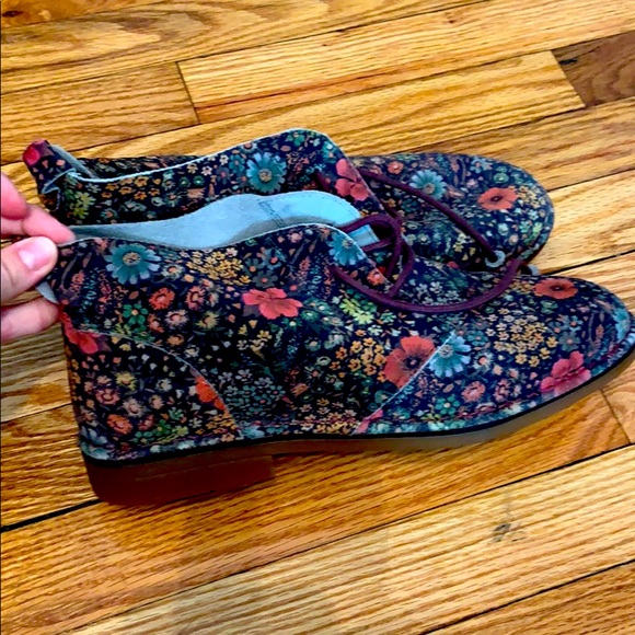 Hush Puppies Shoes - 🆕Leather Floral Booties